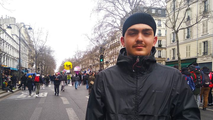 Robin, 20 ans, paysagiste, lors d'une manifestation contre la réforme des retraites, à Paris, le 23 mars 2023. (LOLA SCANDELLA/FRANCEINFO)