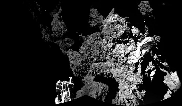 La premi&egrave;re photo envoy&eacute;e par le robot Philae depuis la com&egrave;te&nbsp;Tchourioumov-Gu&eacute;rassimenko, le 13 novembre 2014. (ESA / ROSETTA / PHILAE / CIVA)