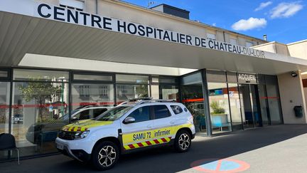 Le véhicule de l'équipe paramédicale d'urgence devant l'hôpital de Château-du-Loir (Sarthe), le 27 juillet 2022. (BENJAMIN RECOUVREUR / RADIO FRANCE)