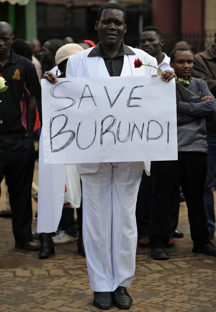 Nairobi au Kenya, le 18 décembre 2015: un homme manifeste contre les récents massacres au Burundi. (TONY KARUMBA / AFP)