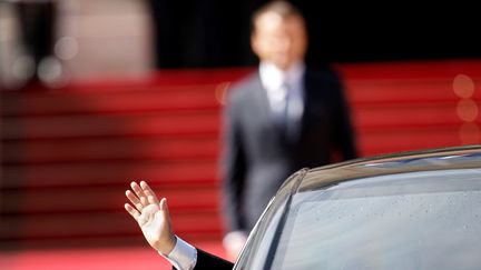 François Hollande salue le public présent dans la cour de l'Elysée, sous le regard du nouveau président Emmanuel Macron. (REUTERS)