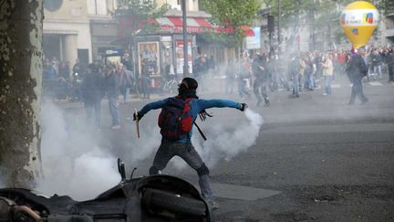 &nbsp; (Incidents lors de la manifestation contre la loi Travail, jeudi après-midi à Paris. © Christophe Ena/AP/SIPA)