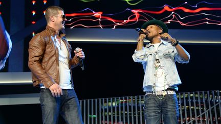 Robin Thicke et Pharrell Williams, &agrave; l'universit&eacute; d'Arkansas&nbsp;&agrave;&nbsp;Fayetteville, le 6 juin 2014. (JAMIE MCCARTHY / GETTY IMAGES NORTH AMERICA / AFP)