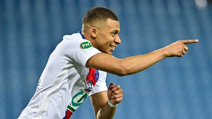 Kylian Mbappé (PSG) celèbre son deuxième but face à Montpellier en demi-finale de Coupe de France mercredi 12 mai.&nbsp; (PASCAL GUYOT / AFP)