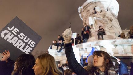 Des manifestantes brandissent des pancartes et des stylos &agrave; la m&eacute;moire des victimes de l'attaque de "Charlie Hebdo", le 7 janvier 2015, sur la place de la R&eacute;publique, &agrave; Paris. (CITIZENSIDE / CHRISTOPHE HEROU / AFP)