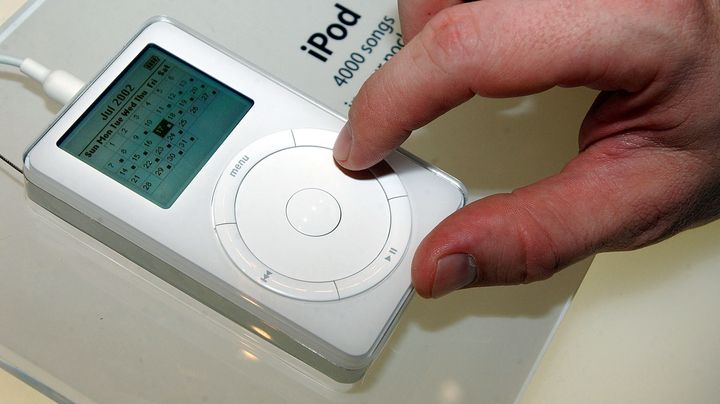 Un iPod d'Apple de 2e g&eacute;n&eacute;ration montr&eacute; lors de l'exposition Macworld &agrave; New York (Etats-Unis), le 17 juillet 2002. (CHIP EAST / REUTERS)