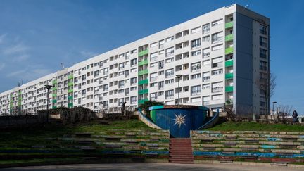 Un immeuble HLM dans le 14e arrondissement de Paris, le 8 mars 2024. (RICCARDO MILANI / HANS LUCAS / AFP)