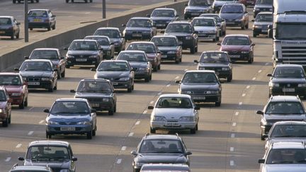 Des voitures sur une autoroute britannique, le 30 septembre 2015.&nbsp; (JOHN MILLER / ROBERT HARDING HERITAGE / AFP)