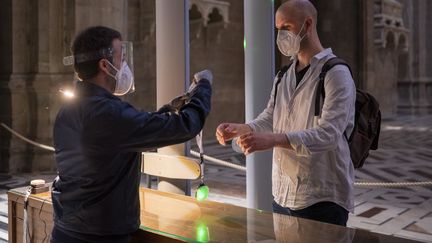 Un collier pour maintenir les distances sociales est remis aux visiteurs du Duomo de Florence, en Italie, le 21 mai 2020. (HANDOUT / FLORENCE MUSEUM PRESS OFFICE)