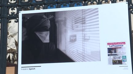 Expo de clichés de photojournaliste sur les grilles du Palais de la Bourse à Marseille. (CAPTURE D'ÉCRAN FRANCE 3 / M-A. PELERAN)