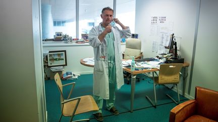 L'urgentiste Philippe Juvin dans son bureau de l'hôpital Pompidou, à Paris, le 25 mars 2020. (THOMAS SAMSON / AFP)