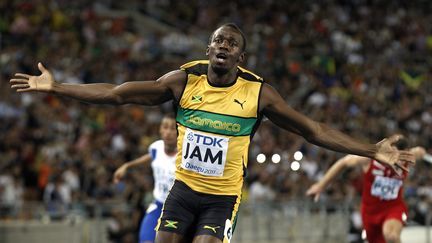 La joie d'Usain Bolt franchissant la ligne d'arriv&eacute;e apr&egrave;s sa victoire dans le 4x100m des Mondiaux de Daegu (Cor&eacute;e du Sud), le 4 septembre 2011.&nbsp; (KERIM OKTEN / MAXPPP)