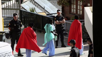 Des&nbsp;migrants africains arrivent dans le centre de de séjour temporaire pour étrangers&nbsp;(CETI) après avoir traversé la barrière à Ceuta, l'enclave espagnole au Maroc, le 31 octobre 2016. (REDU?N/SIPA / EFE / AFP)