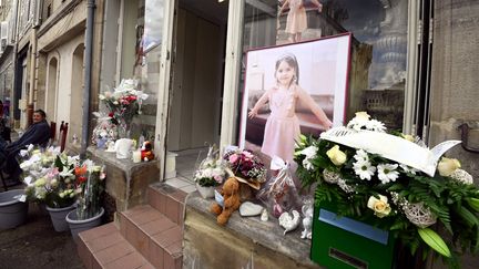 Des habitants de Rambervillers (Vosges) viennent déposer des fleurs devant le domicile des parents de la petite Rose, jeudi 27 avril. (ERIC THIEBAUT / MAXPPP)