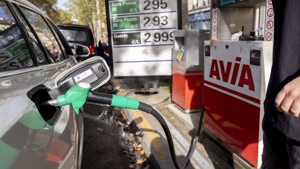 Un automobiliste fait son plein dans une station-service parisienne le 19 octobre 2022. (VINCENT ISORE / MAXPPP)