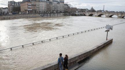 La crue de la Seine près du Pont Neuf à Paris. (MAXPPP)