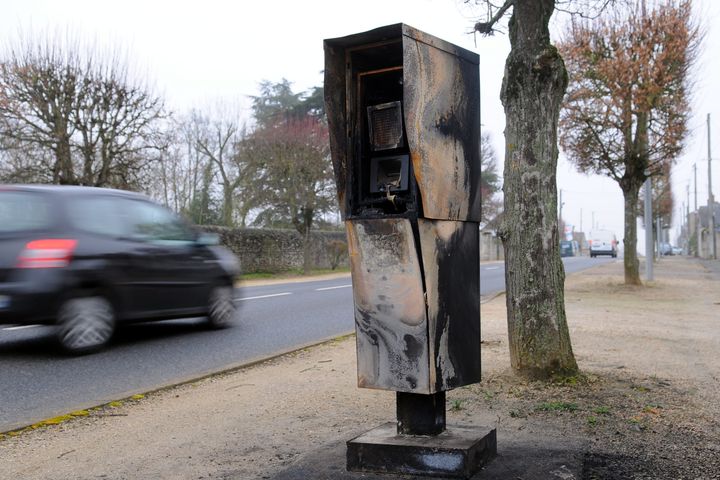 Mettre le feu reste une technique privil&eacute;gi&eacute;e pour d&eacute;truire les radars, comme ici &agrave; Blois (Loir-et-Cher), le 8 janvier 2013. (MAXPPP)