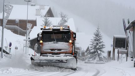 Neige &eacute;galement abondante dans la station de ski alpine des Saisies. Les premi&egrave;res stations ouvrent leur portes dans une semaine, le 28 novembre. (JEAN-PIERRE CLATOT / AFP)