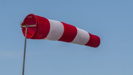 Une manche à air à Ault, dans la baie de Somme, en juillet 2023. (BOUILLAND STEPHANE / HEMIS.FR / AFP)