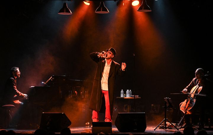 L'ancien footballeur et acteur français Eric Cantona se produit au Théâtre de la Comédie Odéon à Lyon, le 3 novembre 2023. (OLIVIER CHASSIGNOLE / AFP)