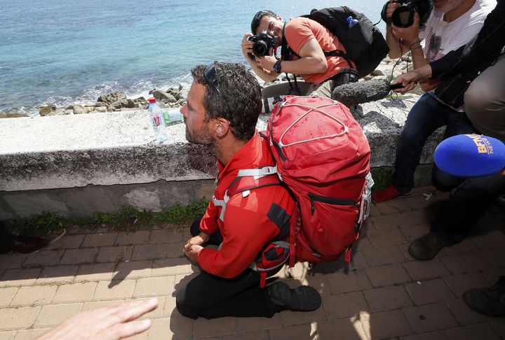 J&eacute;r&ocirc;me Kerviel s'agenouille alors qu'il arrive &agrave; proximit&eacute; de la fronti&egrave;re franco-italienne, et de la ville de Menton, samedi 17 mai 2014.&nbsp; (JEAN-PAUL PELISSIER / REUTERS)