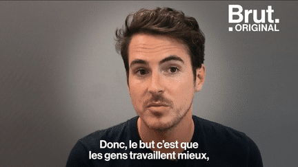 Afin de lutter contre la dépression au travail et rendre leurs employés plus productifs, certaines entreprises françaises engagent des "responsables du bien-être". Brut s’est entretenu avec Olivier Toussaint, l’un d’entre eux.