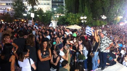 &nbsp; (La place Syntagma noire de monde vendredi pour le discours d'Alexis Tsipras © RF/Célia Quilleret)