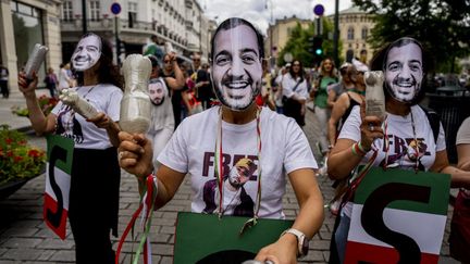 Des Iraniens en exil marquent leur soutien au rappeur iranien Toomaj Salehi à Karl Johan, rue prncipale de la capitale Oslo (Norvège), le 8 juillet 2023. (JAVAD PARSA / NTB)