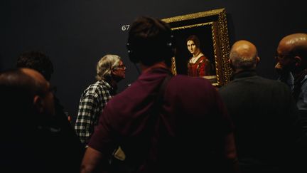 Exposition Leonard de Vinci au Louvre, visiteurs devant 'La Belle Ferronniere' (1490)&nbsp;lors d'une nocturne le 21 février 2020 (LUCAS BARIOULET / AFP)