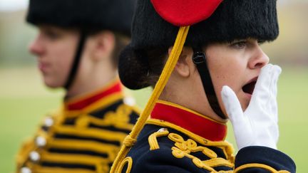 Une membre des troupes royales d'artillerie britannique r&eacute;prime difficilement un baillement lors des c&eacute;l&eacute;brations pour le 86e anniversaire de la reine Elisabeth II, le 21 avril 2012 &agrave; Londres (Royaume-Uni). (LEON NEAL / AFP)