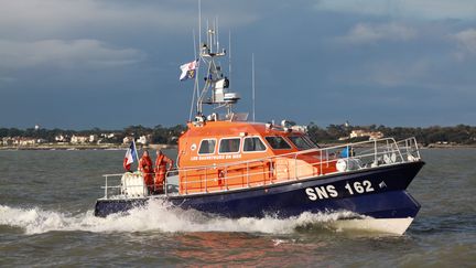 Une vedette de la SNSM, le 27 novembre 2012, &agrave; Royan (Charente-Maritime). (RONAN CHÉREL / MAXPPP)