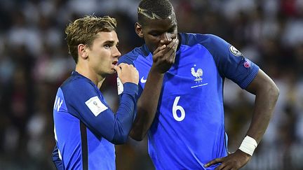 Antoine Griezmann et Paul Pogba en grande conversation (FRANCK FIFE / AFP)