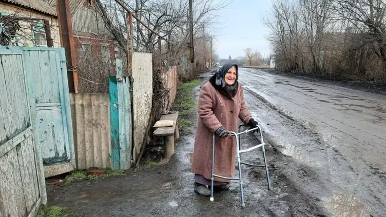 Mamie Luba, a Ukrainian babushka in Vasyukivka, in the Donbass, in December 2022. (AGATHE MAHUET / RADIO FRANCE)