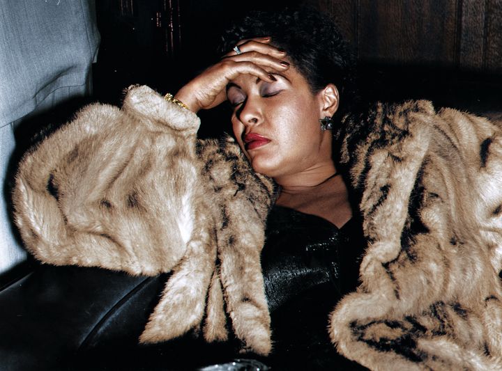 Billie Holiday se repose vêtue de son manteau de fourrure, une tenue qui a suscité des grincements de dents (CHARLES HEWITT / PICTURE POST / GETTY IMAGES / Colorisé par Marina Amaral)