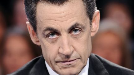 Nicolas Sarkozy pose avant une &eacute;mission de t&eacute;l&eacute;vision, le 6 mars 2012, &agrave; Paris.&nbsp; (LIONEL BONAVENTURE / AFP)