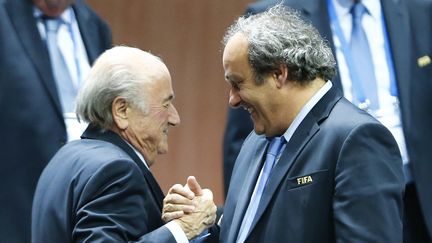 Les pr&eacute;sidents respectifs de la Fifa et de l'UEFA, Sepp Blatter (&agrave; gauche) et Michel Platini, au congr&egrave;s de la Fifa &agrave; Zurich (Suisse), le 29 mai 2015. (ARND WIEGMANN / REUTERS)