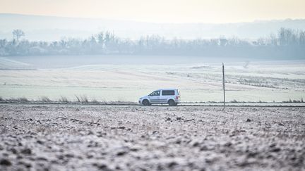 Une voiture circule dans le Cher, couvert de givre, le 16 janvier 2024. (PIERRICK DELOBELLE / LE BERRY REPUBLICAIN / MAXPPP)