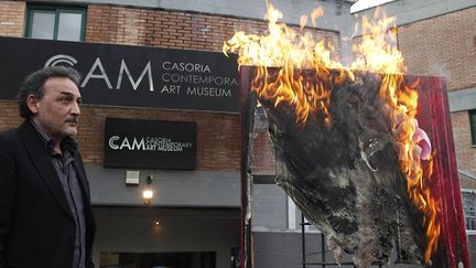 Antonio&nbsp;Manfredi a mis le feu, mardi 17 avril, &agrave; une &oelig;uvre de l'artiste fran&ccedil;aise S&eacute;verine Bourguignon.&nbsp; (ROBERTA BASILE / AFP)