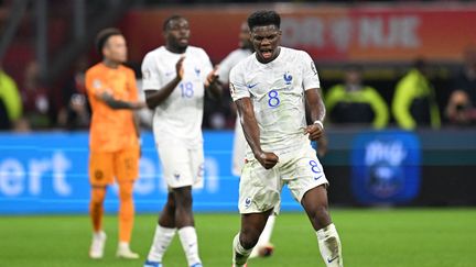 Aurélien Tchouameni célèbre la qualification pour l'Euro 2024 obtenue par l'équipe de France en battant les Pays-Bas à la Johan Cruyff Arena d'Amsterdam, le 13 octobre 2023. (JOHN THYS / AFP)