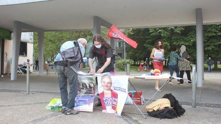 Florent Lacaille-Albiges, candidat LFI aux départementales, tente de mobiliser les électeurs, jeudi 3 juin 2021, dans le quartier de l'Abreuvoir à Bobigny (Seine-Saint-Denis). (CLEMENT PARROT / FRANCEINFO)