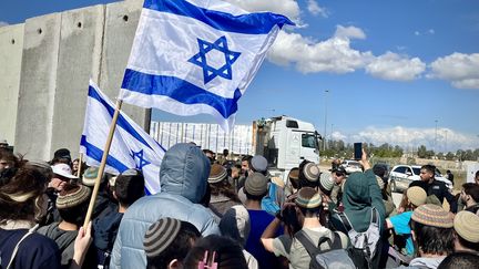 Des manifestants cherchent à bloquer un camion chargé d'aide humanitaire en route pour Gaza au poste frontière de Kerem Shalom (sud d'Israël), le 31 janvier 2024. (PIERRE-LOUIS CARON / FRANCEINFO)