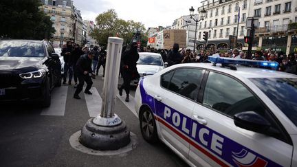 Une voiture de police a été attaquée lors d'une manifestation "contre les violences policières et le racisme systémique", le 23 septembre 2023 à Paris. (LP/OLIVIER ARANDEL / MAXPPP)