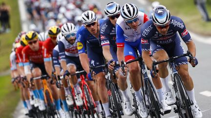 Le peloton du Tour de France en file indienne, le 29 juin 2021. (THOMAS SAMSON / AFP)