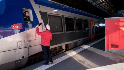 Un cheminot et un conducteur de TGV à la gare de Toulouse, le 21 novembre 2019. (VALENTINO BELLONI / AFP)