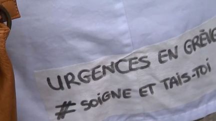 Selon les syndicats, une soixantaine de services hospitaliers sont en grève depuis plusieurs semaines. Au CHU de Limoges (Haute-Vienne), le personnel réclame une dizaine de postes supplémentaires pour mieux accueillir les malades. (FRANCE 2)