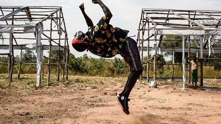 Si cet ensemble remporte le premier prix dans sa catégorie, il sera coaché par des artistes ougandais confirmés. (Isaac KASAMANI / AFP)