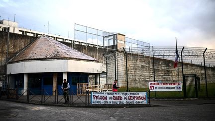 L'extérieur de la prison de Bordeaux-Gradignan (Gironde), le 15 mai 2024. (CHRISTOPHE ARCHAMBAULT / AFP)