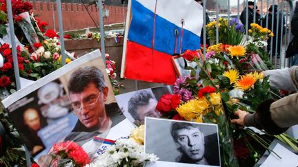 &nbsp; (Les hommages se sont multipliés tout le week-end sur les lieux de l'assassinat de Boris Nemtsov © REUTERS/Tatyana Makeyeva)