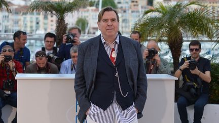 Il n'a assurément pas un physique de jeune premier, mais c'est l'incontestable star de ce jeudi à Cannes. Timothy Spall entre dans la peau de Joseph Mallord William Turner, le grand peintre britannique, dont Mike Leigh décrit les dernières années. 
 (ALBERTO PIZZOLI / AFP)