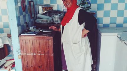 «Je suis installée depuis presque 20 ans à Kerkennah (un archipel au large de Sfax). La vie ici est paisible. Nous sommes loin des problèmes qui touchent Tunis et les zones touristiques. Nous avons nos habitués et beaucoup de gens curieux qui veulent découvrir l’archipel. Aujourd'hui, j’ai servi cinq tables de touristes. Ils semblent apprécier l’île et ses richesses. Kerkennah offre son âme à ses amoureux!» (The Tunisians)